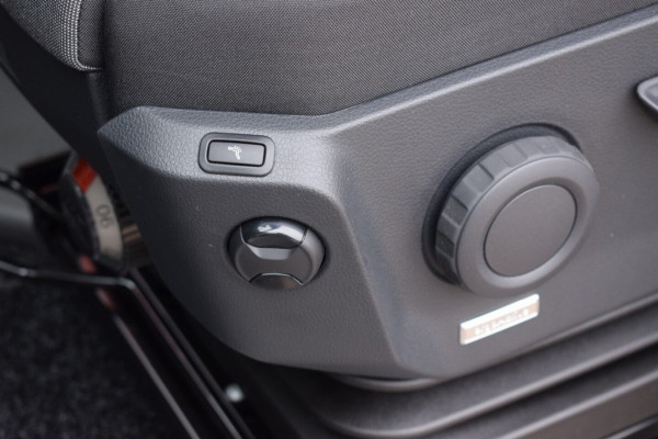 Volkswagen Crafter 2.0 TDI L3H3 Highline MY25 AUTOMAAT LED TREKHAAK GEVEERDE STOEL