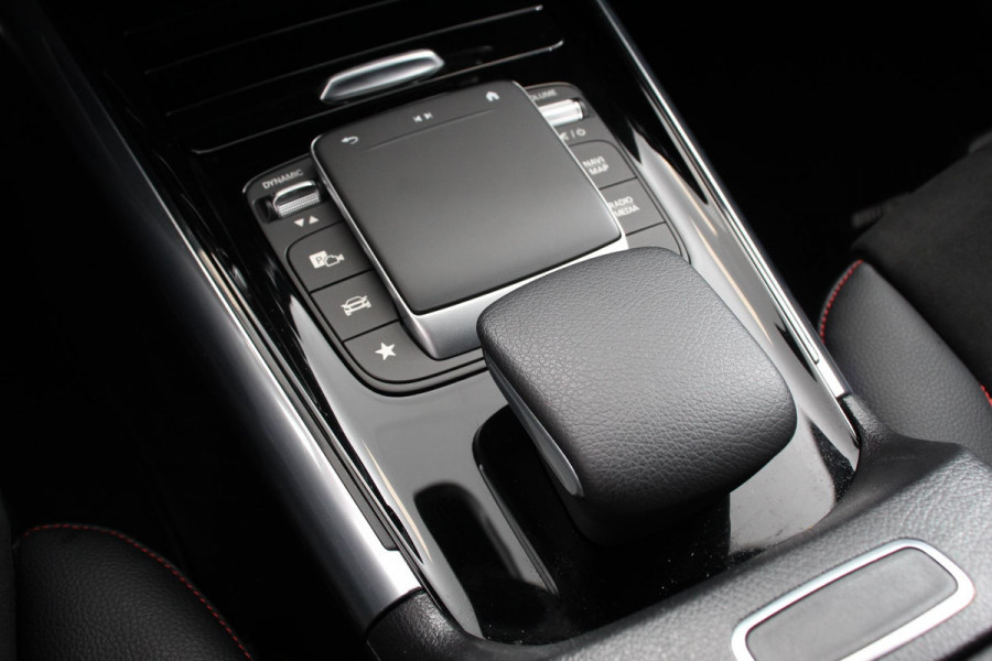 Mercedes-Benz GLA 200 AMG Line Automaat Nieuw model ! | Navigatie | Climate Control | Camera | Electrisch bedienbare achterklep | Dab | Led