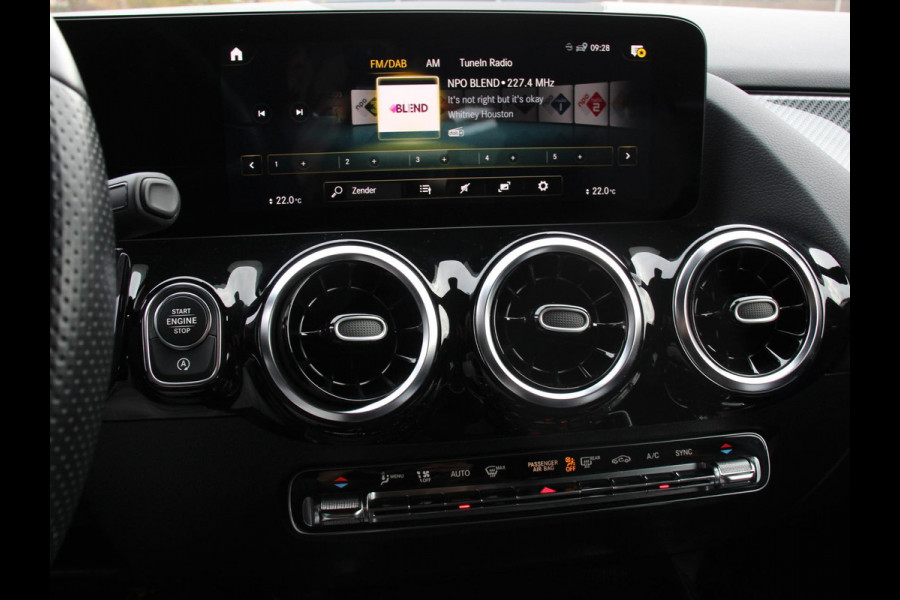 Mercedes-Benz GLA 200 AMG Line Automaat Nieuw model ! | Navigatie | Climate Control | Camera | Electrisch bedienbare achterklep | Dab | Led