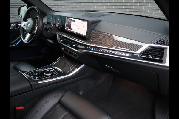 BMW X5 xDrive50e High Executive M Sport Pakket Automaat / Live Cockpit Plus / Panoramadak / Trekhaak / Luchtvering / Harman Kardon / Comfortstoelen / Warmtecomfortpakket / Sfeerverlichting / Active Protection / Shadow Line / 21 Inch