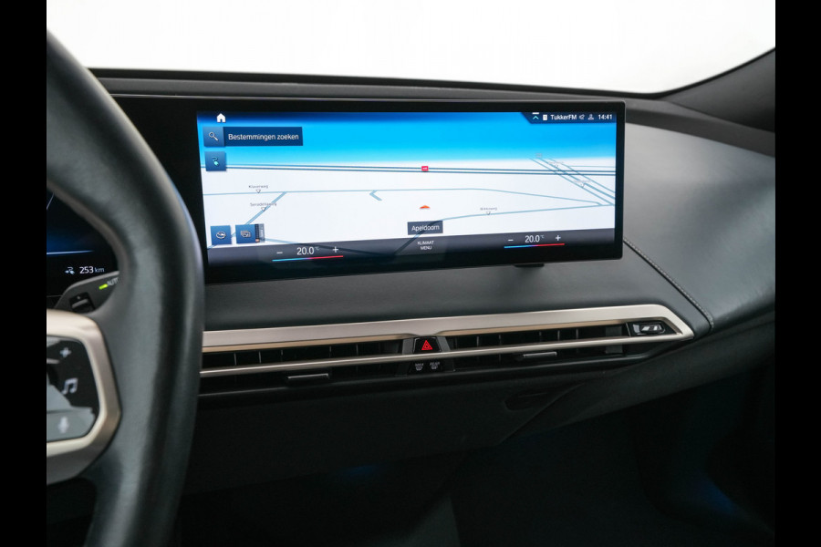 BMW iX xDrive40 High Executive 77 kWh ( 3-Fase ) {SOH-100%} (INCL-BTW) Aut. *PANO | HEAD-UP | HARMAN/KARDON-SURROUND | SOFT-CLOSE | DAB+ | DIGI-COCKPIT | HEATED-COMFORTSEATS | FULL-LED | CARPLAY | TOWBAR | AMBIENT-LIGHT | TOPVIEW | MEMORY-PACK |