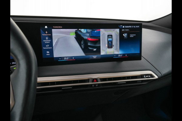 BMW iX xDrive40 High Executive 77 kWh ( 3-Fase ) {SOH-100%} (INCL-BTW) Aut. *PANO | HEAD-UP | HARMAN/KARDON-SURROUND | SOFT-CLOSE | DAB+ | DIGI-COCKPIT | HEATED-COMFORTSEATS | FULL-LED | CARPLAY | TOWBAR | AMBIENT-LIGHT | TOPVIEW | MEMORY-PACK |