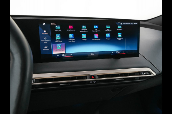 BMW iX xDrive40 High Executive 77 kWh ( 3-Fase ) {SOH-100%} (INCL-BTW) Aut. *PANO | HEAD-UP | HARMAN/KARDON-SURROUND | SOFT-CLOSE | DAB+ | DIGI-COCKPIT | HEATED-COMFORTSEATS | FULL-LED | CARPLAY | TOWBAR | AMBIENT-LIGHT | TOPVIEW | MEMORY-PACK |