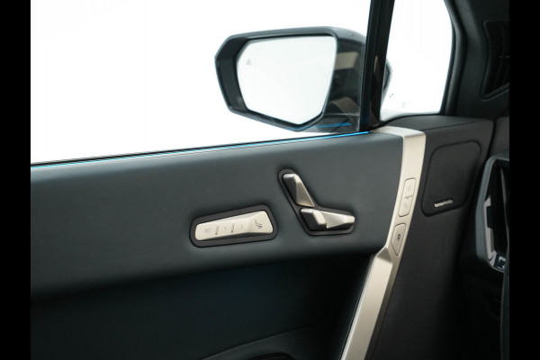 BMW iX xDrive40 High Executive 77 kWh ( 3-Fase ) {SOH-100%} (INCL-BTW) Aut. *PANO | HEAD-UP | HARMAN/KARDON-SURROUND | SOFT-CLOSE | DAB+ | DIGI-COCKPIT | HEATED-COMFORTSEATS | FULL-LED | CARPLAY | TOWBAR | AMBIENT-LIGHT | TOPVIEW | MEMORY-PACK |