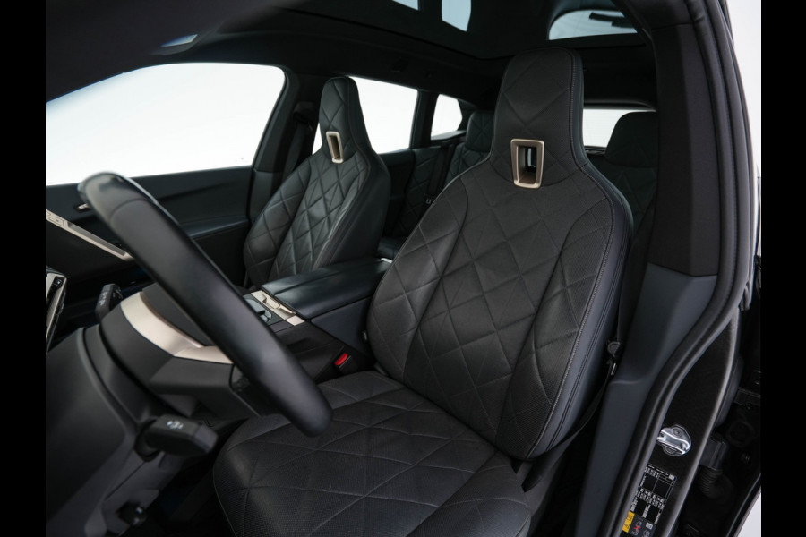 BMW iX xDrive40 High Executive 77 kWh ( 3-Fase ) {SOH-100%} (INCL-BTW) Aut. *PANO | HEAD-UP | HARMAN/KARDON-SURROUND | SOFT-CLOSE | DAB+ | DIGI-COCKPIT | HEATED-COMFORTSEATS | FULL-LED | CARPLAY | TOWBAR | AMBIENT-LIGHT | TOPVIEW | MEMORY-PACK |