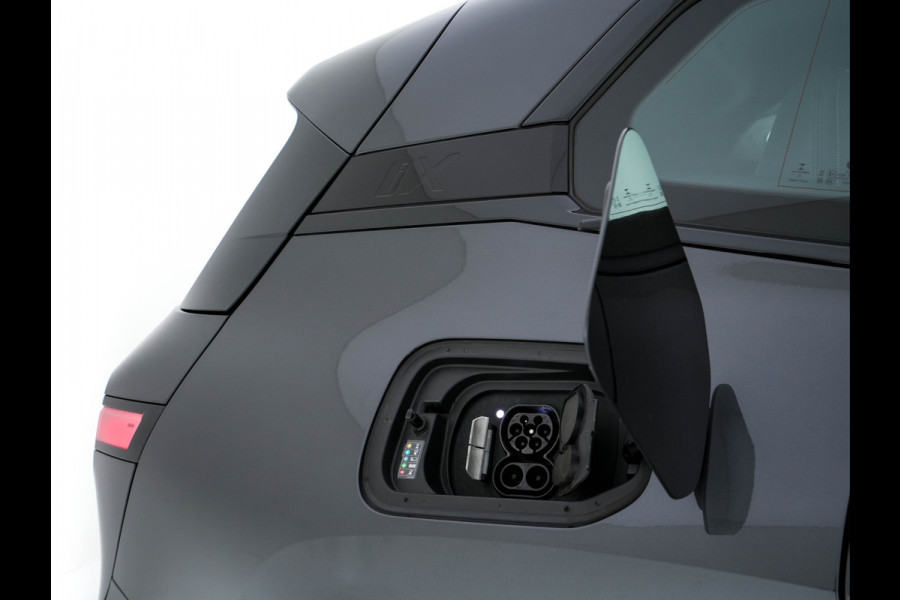 BMW iX xDrive40 High Executive 77 kWh ( 3-Fase ) {SOH-100%} (INCL-BTW) Aut. *PANO | HEAD-UP | HARMAN/KARDON-SURROUND | SOFT-CLOSE | DAB+ | DIGI-COCKPIT | HEATED-COMFORTSEATS | FULL-LED | CARPLAY | TOWBAR | AMBIENT-LIGHT | TOPVIEW | MEMORY-PACK |
