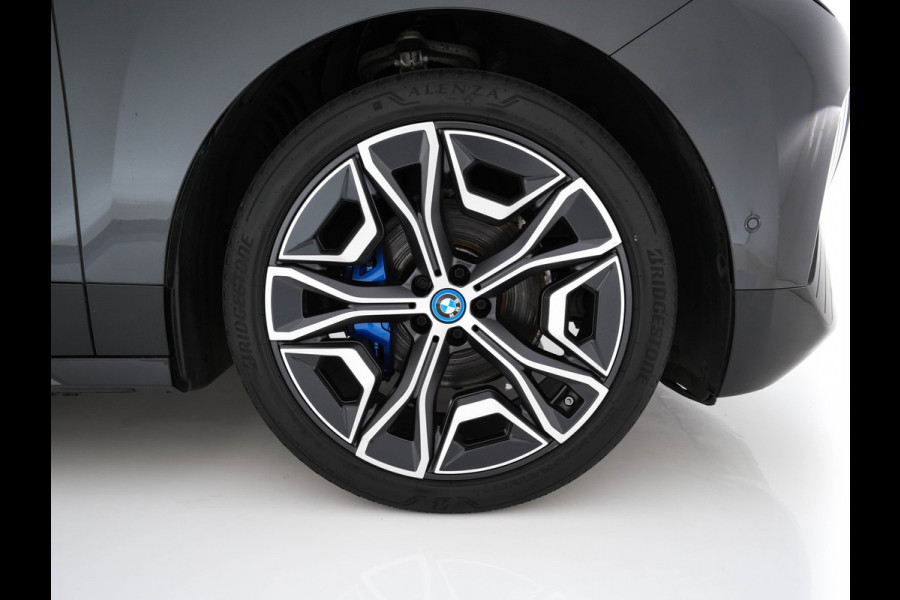 BMW iX xDrive40 High Executive 77 kWh ( 3-Fase ) {SOH-100%} (INCL-BTW) Aut. *PANO | HEAD-UP | HARMAN/KARDON-SURROUND | SOFT-CLOSE | DAB+ | DIGI-COCKPIT | HEATED-COMFORTSEATS | FULL-LED | CARPLAY | TOWBAR | AMBIENT-LIGHT | TOPVIEW | MEMORY-PACK |