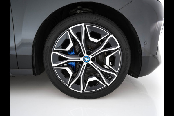 BMW iX xDrive40 High Executive 77 kWh ( 3-Fase ) {SOH-100%} (INCL-BTW) Aut. *PANO | HEAD-UP | HARMAN/KARDON-SURROUND | SOFT-CLOSE | DAB+ | DIGI-COCKPIT | HEATED-COMFORTSEATS | FULL-LED | CARPLAY | TOWBAR | AMBIENT-LIGHT | TOPVIEW | MEMORY-PACK |