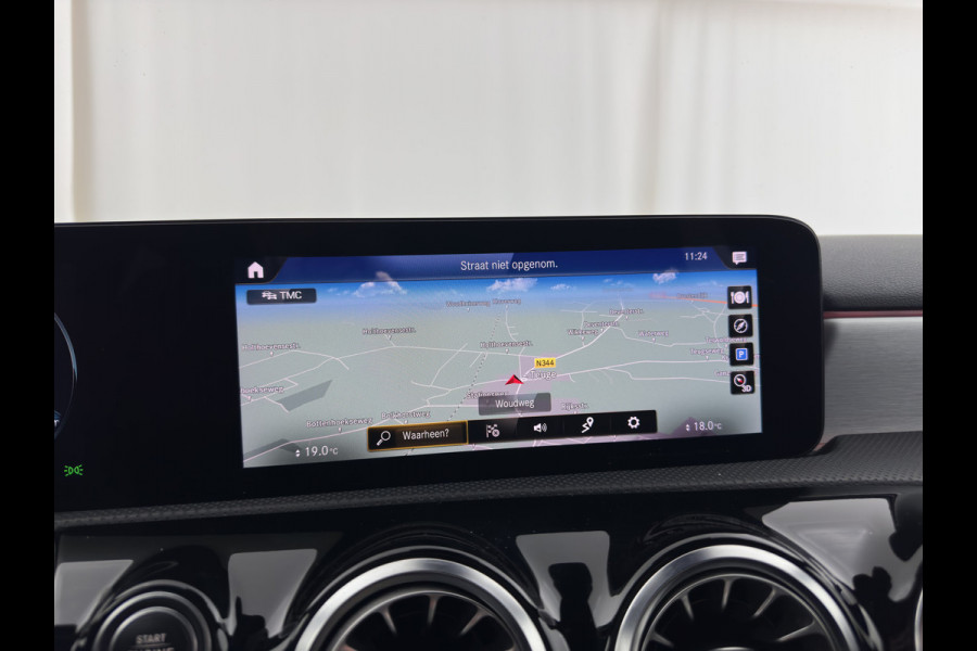 Mercedes-Benz A-Klasse 160 AMG-Sportpack Business-Solution (INCL-BTW) *WIDESCREEN-DIGI-COCKPIT | FULL-LED | LEATHER-MICROFIBRE | CAMERA | DYNAMIC-SELECT | CRUISE | HEATED-SPORTSEATS | PRIVACY-GLASS | DAB | AMBIENT-LIGHT | 18"ALU*