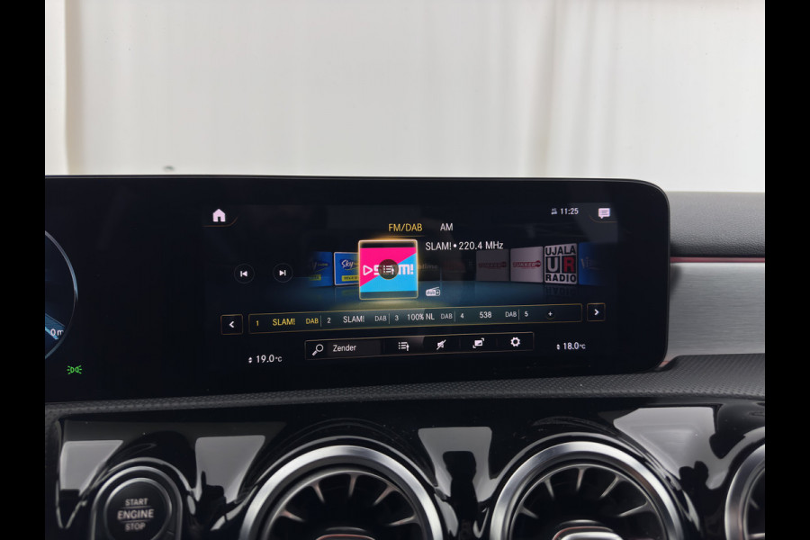 Mercedes-Benz A-Klasse 160 AMG-Sportpack Business-Solution (INCL-BTW) *WIDESCREEN-DIGI-COCKPIT | FULL-LED | LEATHER-MICROFIBRE | CAMERA | DYNAMIC-SELECT | CRUISE | HEATED-SPORTSEATS | PRIVACY-GLASS | DAB | AMBIENT-LIGHT | 18"ALU*