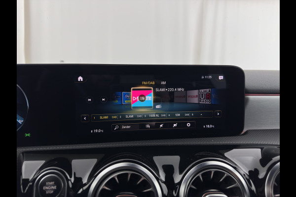 Mercedes-Benz A-Klasse 160 AMG-Sportpack Business-Solution (INCL-BTW) *WIDESCREEN-DIGI-COCKPIT | FULL-LED | LEATHER-MICROFIBRE | CAMERA | DYNAMIC-SELECT | CRUISE | HEATED-SPORTSEATS | PRIVACY-GLASS | DAB | AMBIENT-LIGHT | 18"ALU*