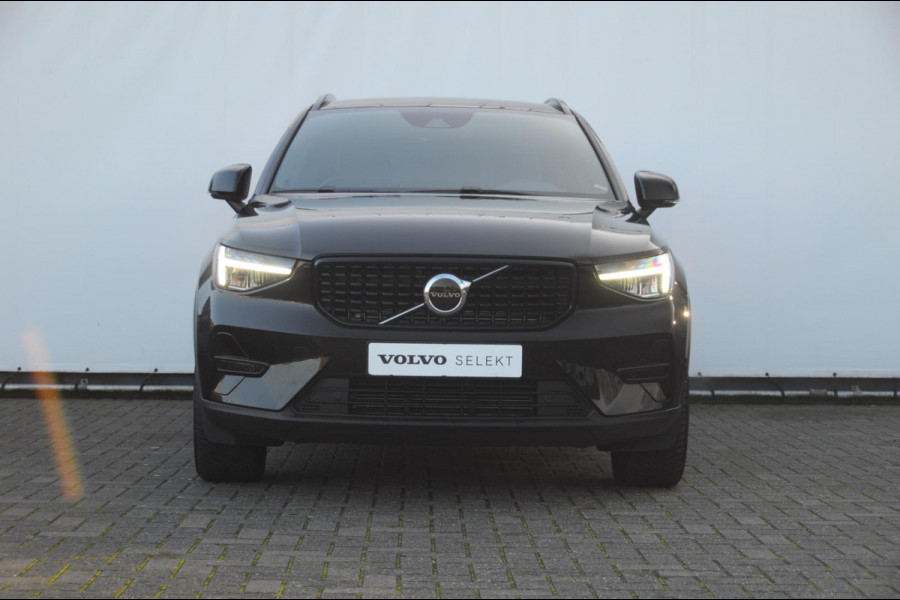 Volvo XC40 T4 211PK Automaat Plus Dark / Elektrische stoelen met geheugen / stuur - en stoelverwarming / Cruise control / Harman kardon audio / elektrische achterklep / Parkeersensoren met camers