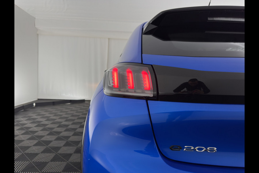 Peugeot e-208 EV Allure 50 kWh {SOH-91%} Aut *FULL-LED | DIGI-COCKPIT | BLINDSPOT | CAMERA | NAVI-FULLMAP | LANE-ASSIST | KEYLESS | DAB | CCS-FASTLOADER | TOP-VIEW | AMBIENT-LIGHT | PRIVACY-GLASS | 17"ALU*