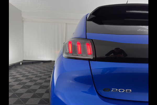 Peugeot e-208 EV Allure 50 kWh {SOH-91%} Aut *FULL-LED | DIGI-COCKPIT | BLINDSPOT | CAMERA | NAVI-FULLMAP | LANE-ASSIST | KEYLESS | DAB | CCS-FASTLOADER | TOP-VIEW | AMBIENT-LIGHT | PRIVACY-GLASS | 17"ALU*