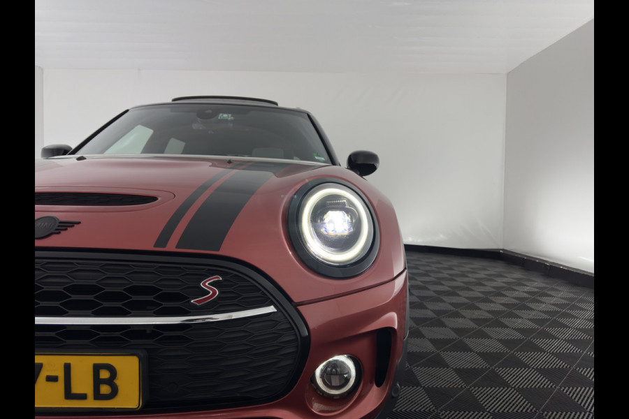 MINI Clubman 2.0 Cooper S ALL4 Premier Plus JCW (INCL-BTW) Aut * PANO | LEATHER | FULL-LED | HEATED-SPORTSEATS | DIGI-COCKPIT | AMBIENT-LIGHT | PRIVACY-GLASS | HEAD-UP | PDC | CAMERA | DAB  | KEYLESS | TOWBAR | 18"ALU*