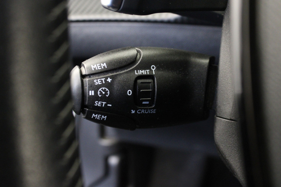 Peugeot 2008 1.2 PureTech Allure |Navi|Camera|