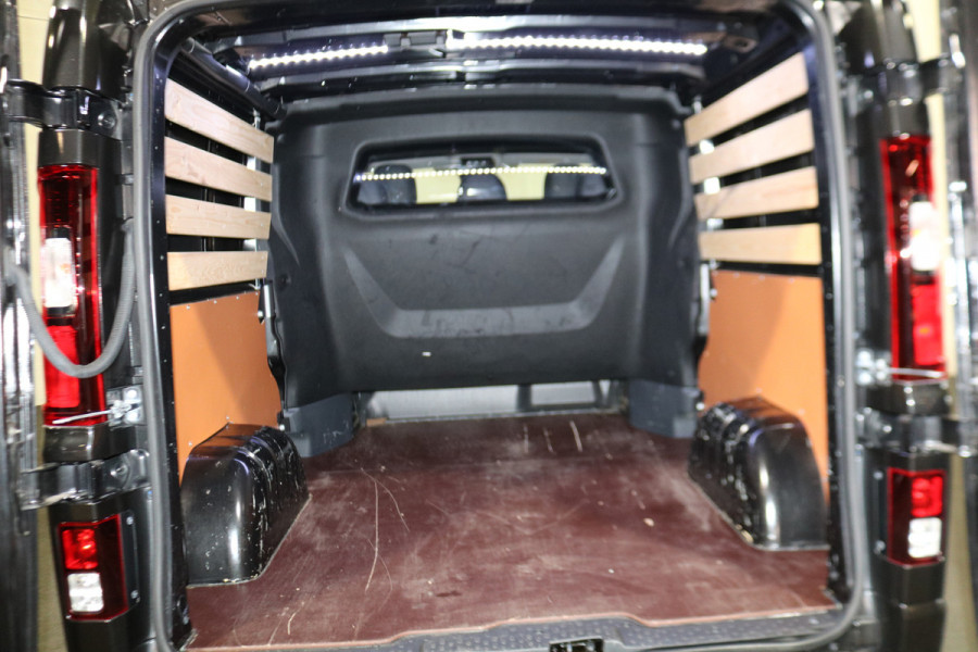 Renault Trafic 2.0 dCi 150pk L2 H1 DC Luxe Black Edition