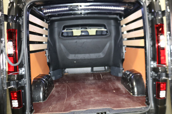 Renault Trafic 2.0 dCi 150pk L2 H1 DC Luxe Black Edition