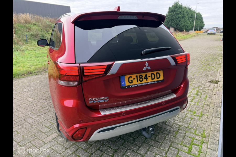 Mitsubishi Outlander 2.4 PHEV Instyle trekhaak side skirts