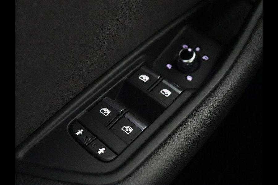 Audi A4 40 TFSI Sport S Line Black Edition | Stoelverwarming | Adaptive cruise | Keyless | Virtual Cockpit | Carplay | Half leder | Navigatie | Full LED | 19'' | Sportstoelen | Sfeerverlichting