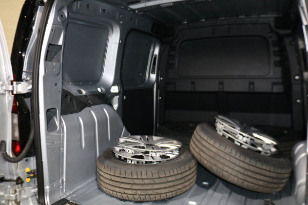 Volkswagen Caddy 2.0 TDI 120pk Automaat Led Airco Camera Black Edition