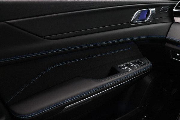 Lynk & Co 01 1.5 261PK Plug-in Hybrid *Origineel NL* Zwarte Hemel 360 Camera Pano/dak Apple/Carplay Adaptive/Cruise