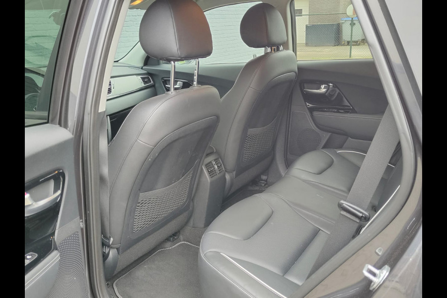 Kia e-Niro ExecutiveLine 64kWh Leer Elek.Stoel+Memory Warmtepomp Pdc Navi Ecc Camera Apple Carplay Android Auto Stoelverwarming+Koeling Stuurverwarming Lmv Privacy Glas DAB Vess Lane Assist Blind Spot 1e Eigenaar Origineel Nederlandse Auto Zeer compleet!