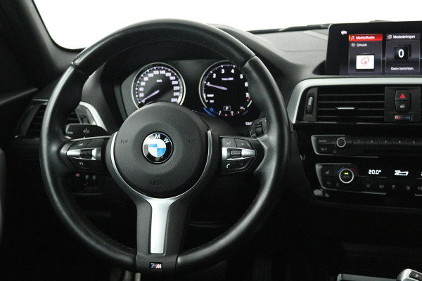 BMW 1-serie 118i Edition M Sport Shadow High Executive (STOELVERWARMING, ACHTERUITRIJCAMERA, PARKEERSENSOREN, DEALER ONDERHOUDEN)