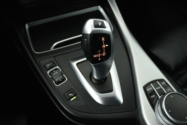 BMW 1-serie 118i Edition M Sport Shadow High Executive (STOELVERWARMING, ACHTERUITRIJCAMERA, PARKEERSENSOREN, DEALER ONDERHOUDEN)