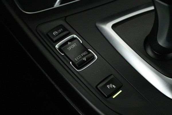 BMW 1-serie 118i Edition M Sport Shadow High Executive (STOELVERWARMING, ACHTERUITRIJCAMERA, PARKEERSENSOREN, DEALER ONDERHOUDEN)