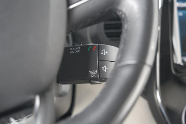 Renault Captur TCe 120 EDC Initiale Paris | Camera | Dodehoekdetectie | Panoramadak | Navigatie