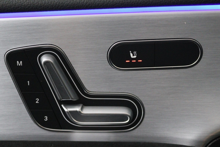 Mercedes-Benz A-Klasse 250 e Business Solution AMG Limited (PANORAMADAK, SFEERVERLICHTING, STOELVERWARMING, ACHTERUITRIJCAMERA)