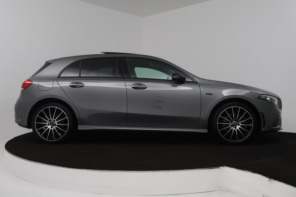 Mercedes-Benz A-Klasse 250 e Business Solution AMG Limited (PANORAMADAK, SFEERVERLICHTING, STOELVERWARMING, ACHTERUITRIJCAMERA)