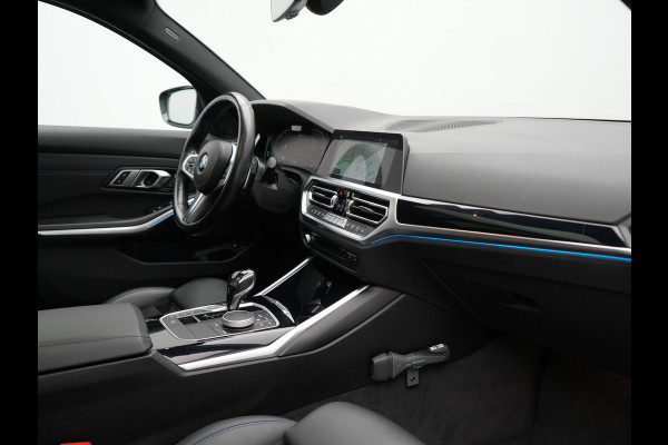 BMW 3 Serie Touring 330e M Sport Plug In Hybrid 293pk PHEV | Panodak | Adaptief Onderstel | Head Up | Adaptive Cruise | Laser LED || Camera | Alcantara Sportstoelen Memory & Verwarmd | Apple Carplay | Sfeerverlichting | Navigatie | Keyless | Bli