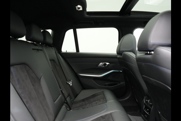 BMW 3 Serie Touring 330e M Sport Plug In Hybrid 293pk PHEV | Panodak | Adaptief Onderstel | Head Up | Adaptive Cruise | Laser LED || Camera | Alcantara Sportstoelen Memory & Verwarmd | Apple Carplay | Sfeerverlichting | Navigatie | Keyless | Bli