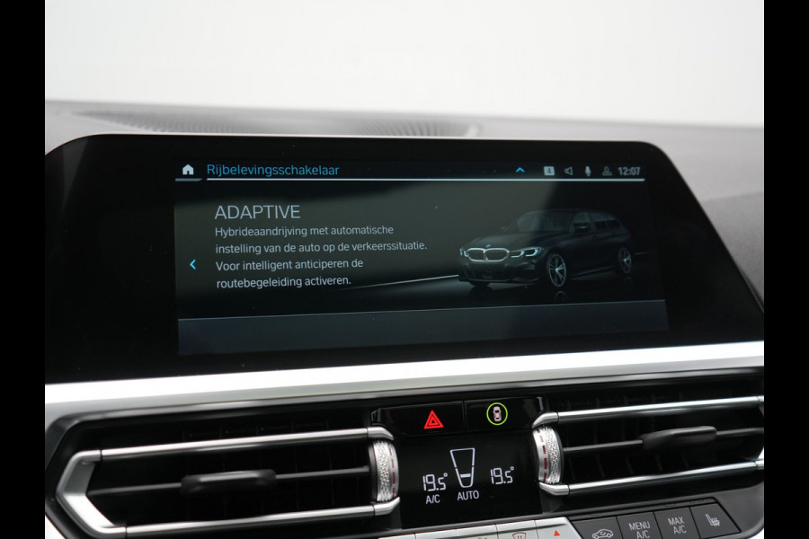 BMW 3 Serie Touring 330e M Sport Plug In Hybrid 293pk PHEV | Panodak | Adaptief Onderstel | Head Up | Adaptive Cruise | Laser LED || Camera | Alcantara Sportstoelen Memory & Verwarmd | Apple Carplay | Sfeerverlichting | Navigatie | Keyless | Bli