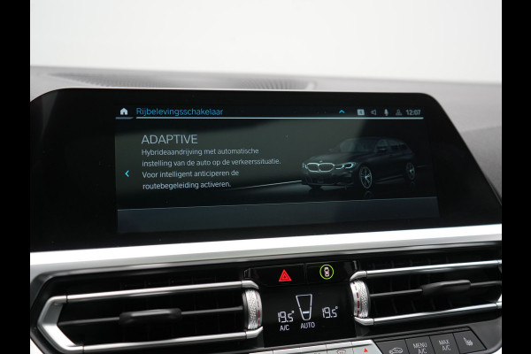 BMW 3 Serie Touring 330e M Sport Plug In Hybrid 293pk PHEV | Panodak | Adaptief Onderstel | Head Up | Adaptive Cruise | Laser LED || Camera | Alcantara Sportstoelen Memory & Verwarmd | Apple Carplay | Sfeerverlichting | Navigatie | Keyless | Bli