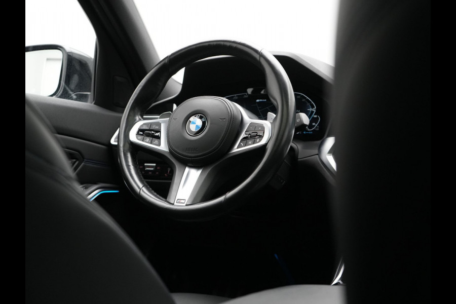BMW 3 Serie Touring 330e M Sport Plug In Hybrid 293pk PHEV | Panodak | Adaptief Onderstel | Head Up | Adaptive Cruise | Laser LED || Camera | Alcantara Sportstoelen Memory & Verwarmd | Apple Carplay | Sfeerverlichting | Navigatie | Keyless | Bli