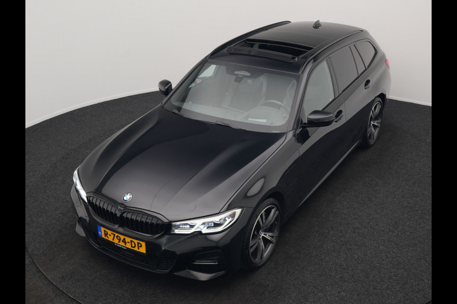 BMW 3 Serie Touring 330e M Sport Plug In Hybrid 293pk PHEV | Panodak | Adaptief Onderstel | Head Up | Adaptive Cruise | Laser LED || Camera | Alcantara Sportstoelen Memory & Verwarmd | Apple Carplay | Sfeerverlichting | Navigatie | Keyless | Bli