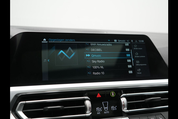 BMW 3 Serie Touring 330e M Sport Plug In Hybrid 293pk PHEV | Panodak | Adaptief Onderstel | Head Up | Adaptive Cruise | Laser LED || Camera | Alcantara Sportstoelen Memory & Verwarmd | Apple Carplay | Sfeerverlichting | Navigatie | Keyless | Bli