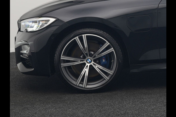 BMW 3 Serie Touring 330e M Sport Plug In Hybrid 293pk PHEV | Panodak | Adaptief Onderstel | Head Up | Adaptive Cruise | Laser LED || Camera | Alcantara Sportstoelen Memory & Verwarmd | Apple Carplay | Sfeerverlichting | Navigatie | Keyless | Bli