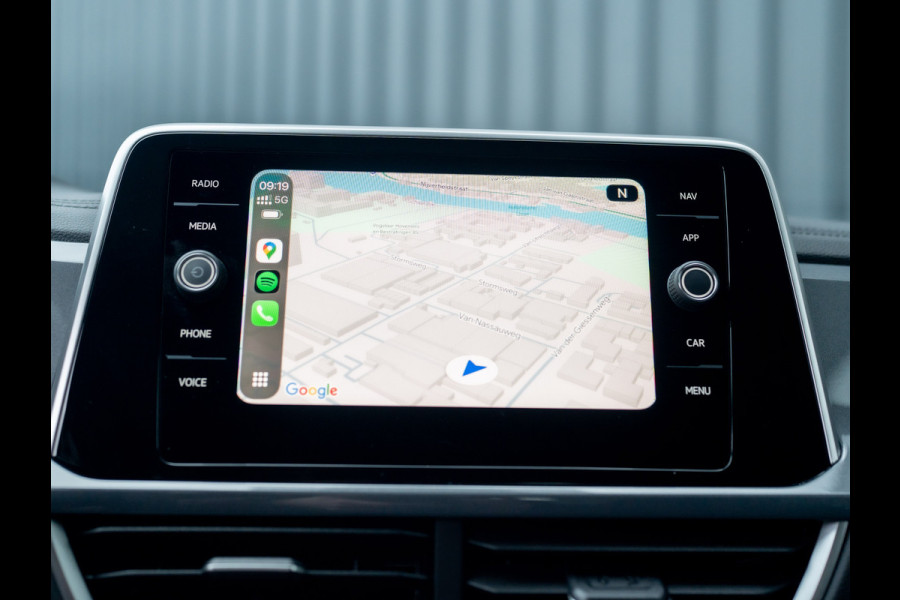 Volkswagen T-Roc 1.5 TSI Life Edition | IQ Light | Navi | Stoelverw. | Trekhaak afnb. | Prijs Rijklaar!!