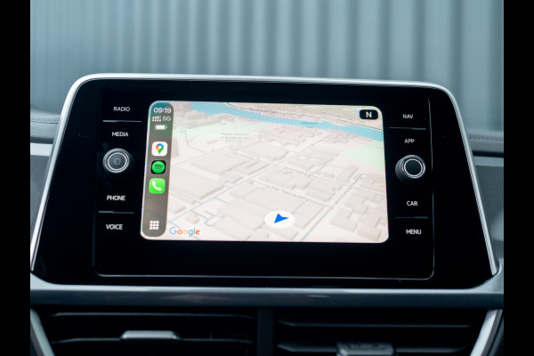 Volkswagen T-Roc 1.5 TSI Life Edition | IQ Light | Navi | Stoelverw. | Trekhaak afnb. | Prijs Rijklaar!!