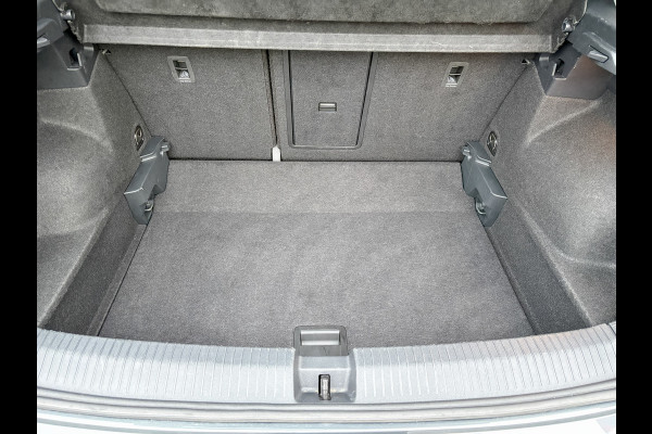 Volkswagen T-Roc 1.5 TSI Life Edition | IQ Light | Navi | Stoelverw. | Trekhaak afnb. | Prijs Rijklaar!!