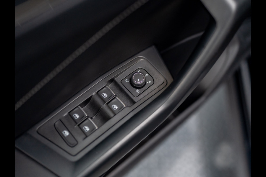 Volkswagen T-Roc 1.5 TSI Life Edition | IQ Light | Navi | Stoelverw. | Trekhaak afnb. | Prijs Rijklaar!!