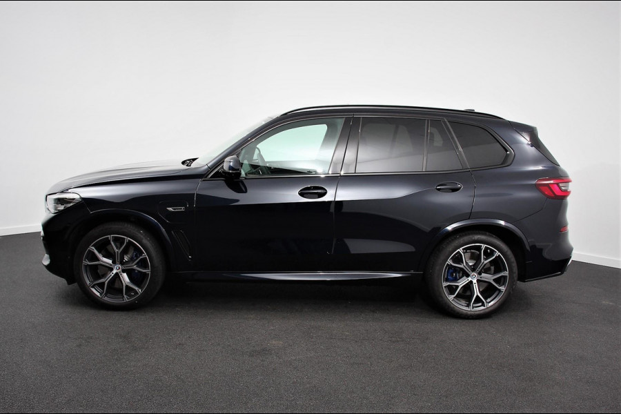 BMW X5 xDrive45e 394pk High Executive M-Sport PHEV 6 cilinder Panoramisch schuif-kantel dak Harman Kardon Head up display Lederen bekleding Electrische verstelling comfort stoelen