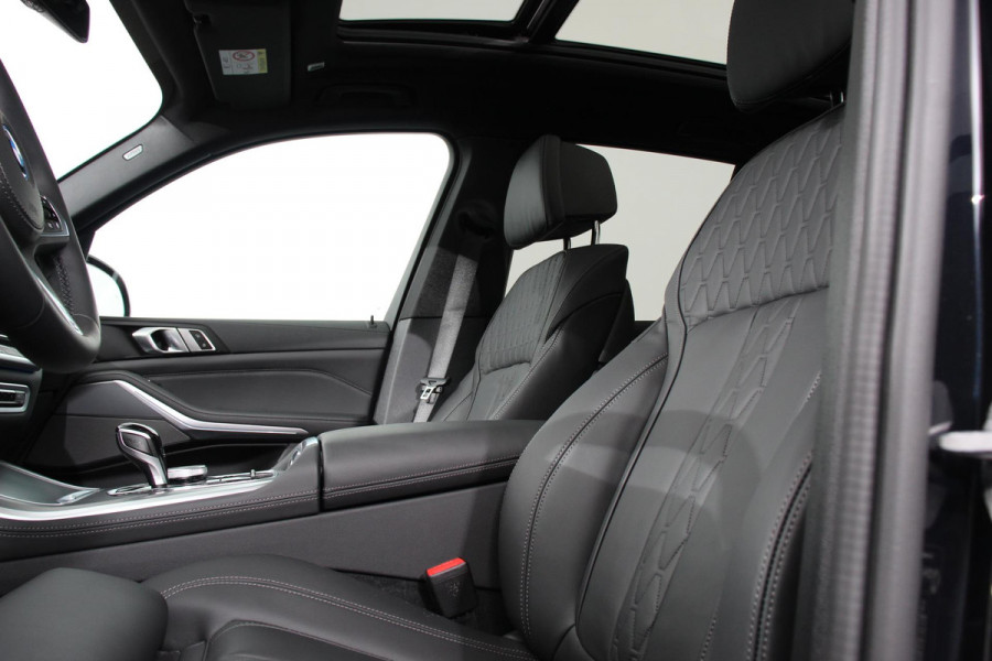 BMW X5 xDrive45e 394pk High Executive M-Sport PHEV 6 cilinder Panoramisch schuif-kantel dak Harman Kardon Head up display Lederen bekleding Electrische verstelling comfort stoelen