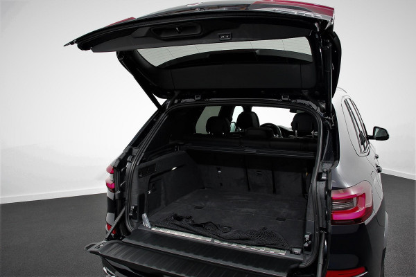 BMW X5 xDrive45e 394pk High Executive M-Sport PHEV 6 cilinder Panoramisch schuif-kantel dak Harman Kardon Head up display Lederen bekleding Electrische verstelling comfort stoelen