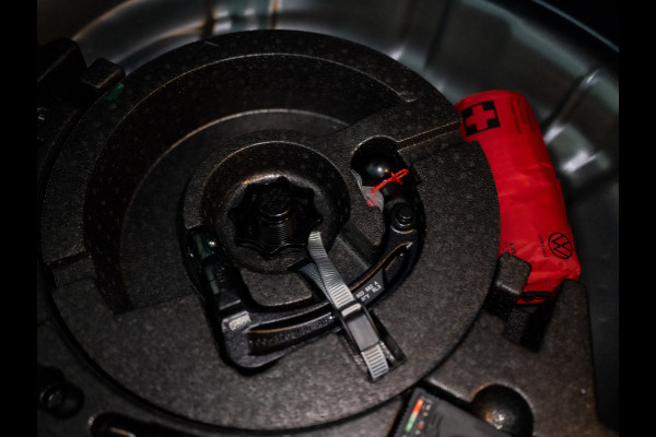 Volkswagen T-Roc 1.5 TSI Life Edition | IQ Light | Trekhaak afnb. | Navi | Stoelverw. | Prijs Rijklaar!!