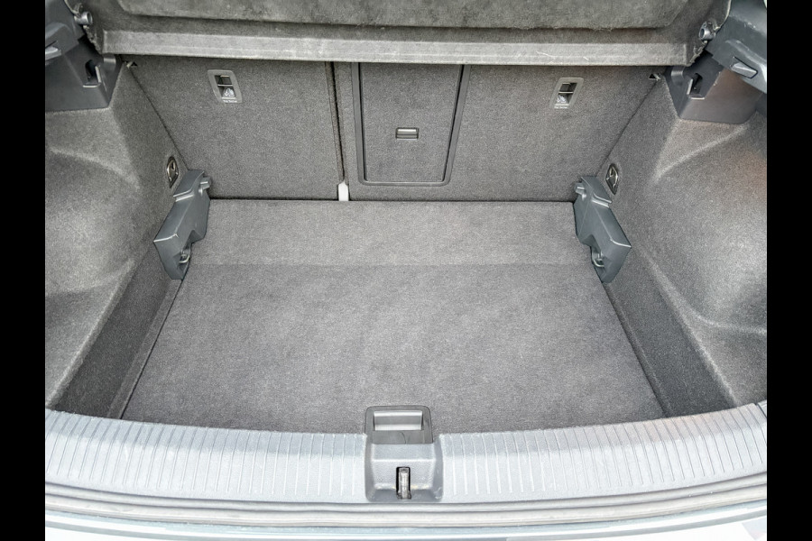 Volkswagen T-Roc 1.5 TSI Life Edition | IQ Light | Trekhaak afnb. | Navi | Stoelverw. | Prijs Rijklaar!!